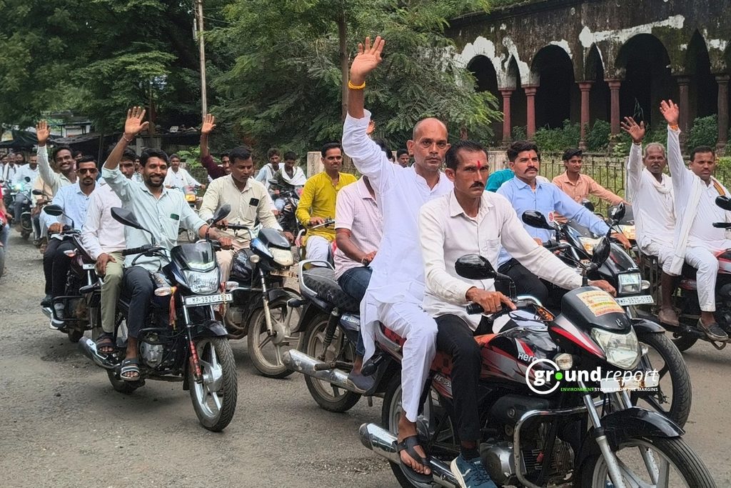 दुग्ध किसानों ने बाईक रैली निकालकर विरोध दर्ज किया | फोटो: अब्दुल वसीम अंसारी
