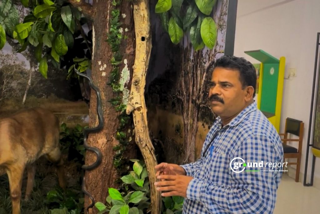 एसएफआरआई के वैज्ञानिक उदय होमकर साल बोरर के बारे में बताते हुए | फोटो: चंद्र प्रताप तिवारी