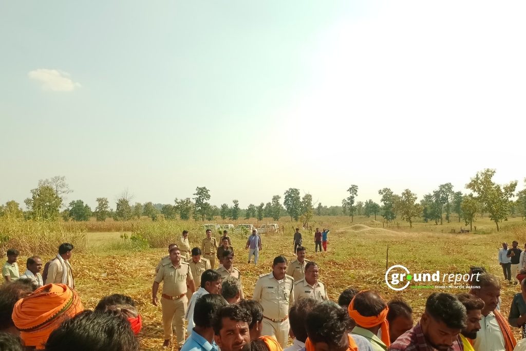 अतिक्रमण हटाने की कार्रवाई करती वन विभाग की टीम, फोटो नफीस खान