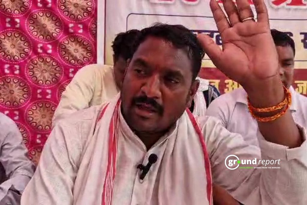 पूर्व सरपंच विक्रम बारेला | फोटो: नफीस खान