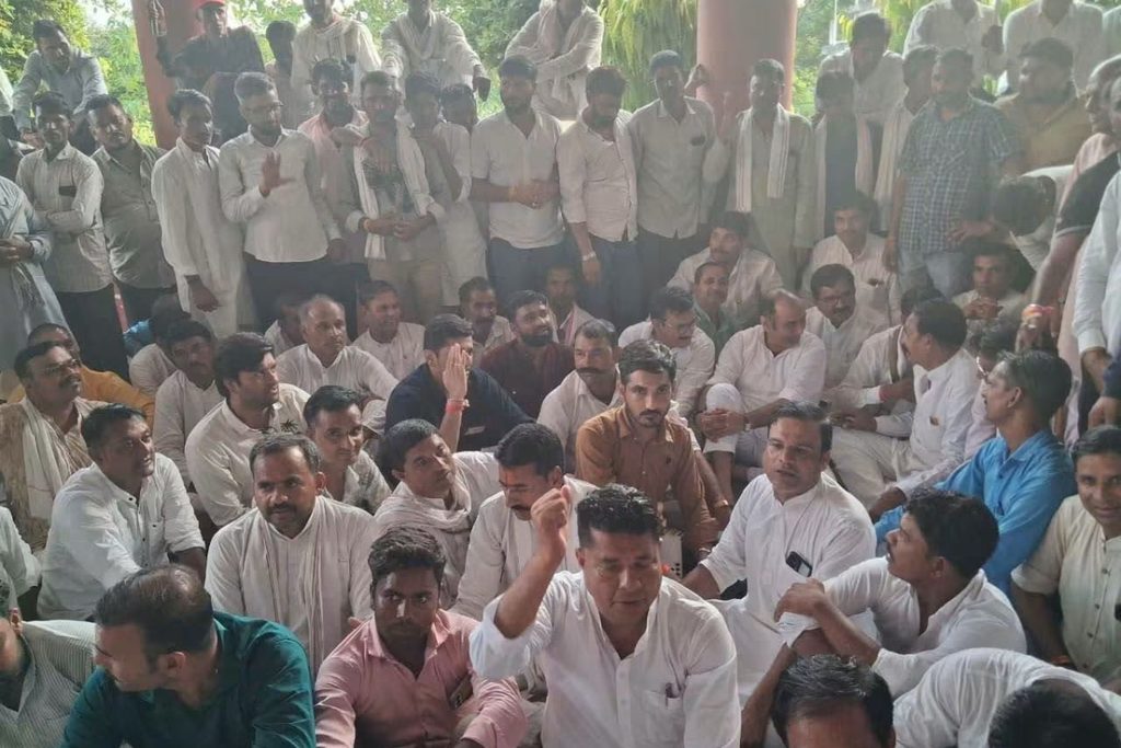 राजगढ़ में पूर्व ऊर्जा मंत्री प्रियव्रत सिंह खींची के नेतृत्व में कांग्रेस ने विशाल विरोध प्रदर्शन । फोटो: फेसबुक/ प्रियव्रत सिंह