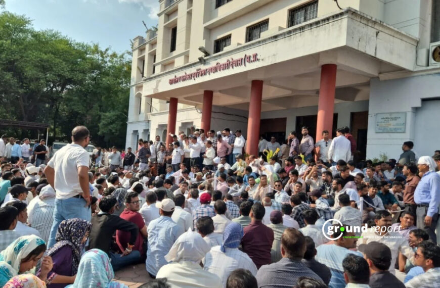 देवास में पटवारियों पर की गई कार्रवाई के बाद पटवारियों का उग्र प्रदर्शन | फोटो: विशेष प्रबंध