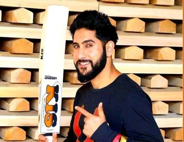 Meet Firdous Ahmad Khan, Who quits job to promote Kashmiri bats