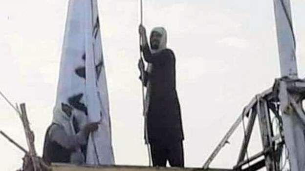 Afghanistan: Taliban put up their flag at Pakistan border post