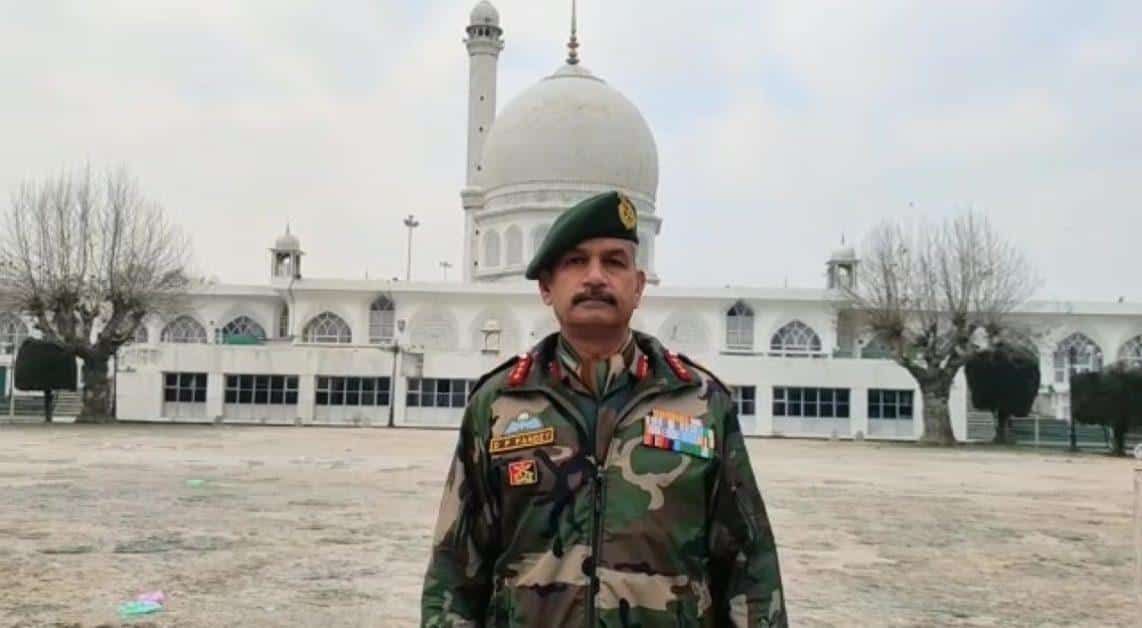 GOC DP Pandey visits Hazratbal Shrine,  ‘prays for peace in Kashmir’