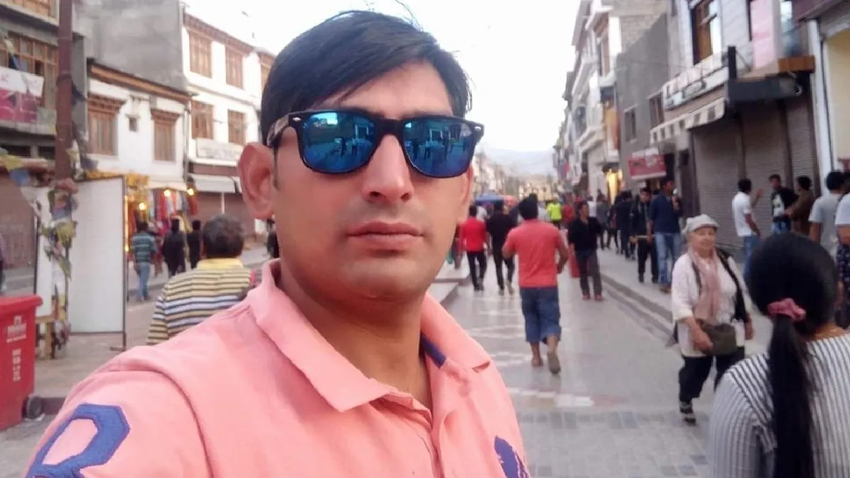 Kashmir Pandit shot at by terrorists in Jammu and Kashmir's Budgam near Tehsildar office in Chadoora | India News – India TV