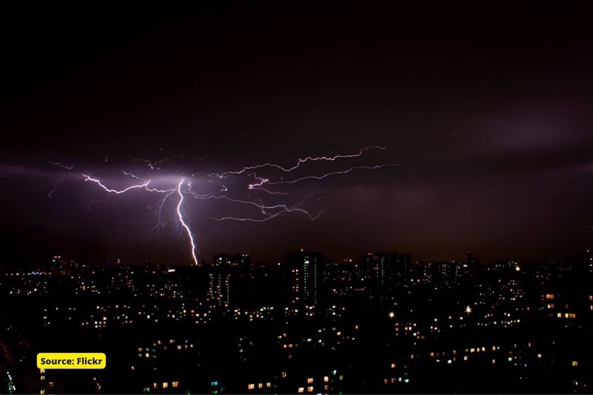 How to protect yourself from lightning in thunderstorms?