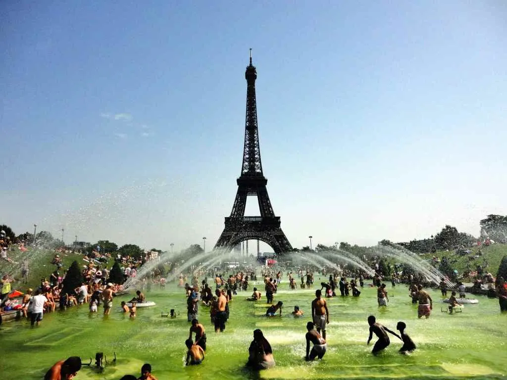 Parisians beat the heat by playing in the fountain 