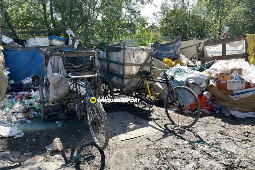 Amidst their collection of waste from various sites, rag pickers pause for casual conversation outside their huts. Photo Credit: Seerat Bashir/Ground Report