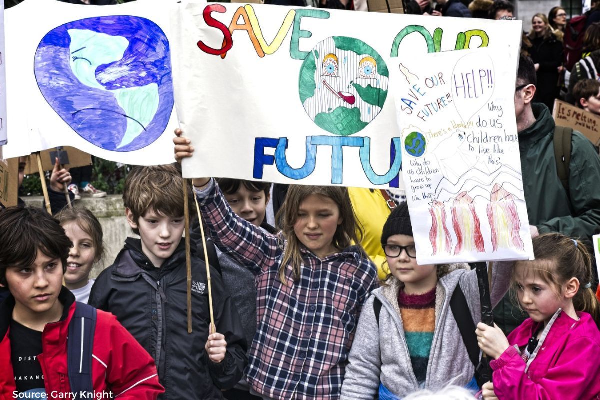 Cooperation with strangers: Impact of climate change belief