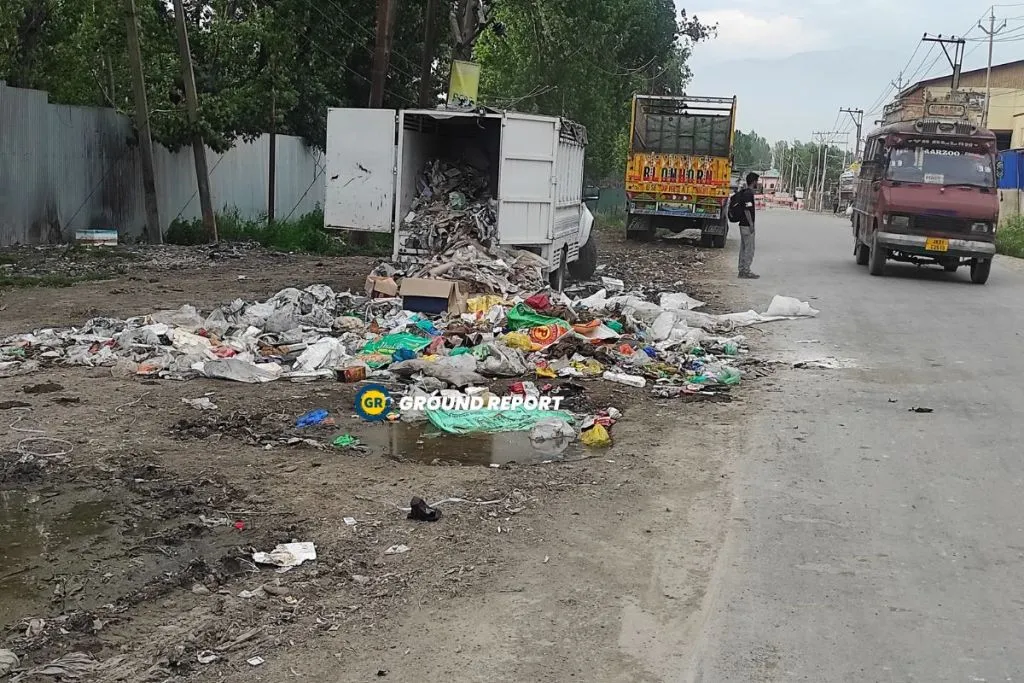 Fear and vulnerability are growing as residents report an increase in incidents of dog chasing and attack in Srinagar. Photo Credit: Jahangir Sofi/Ground Report