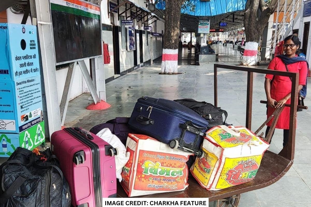 महिला कुली के रूप में आत्मनिर्भर दुर्गा