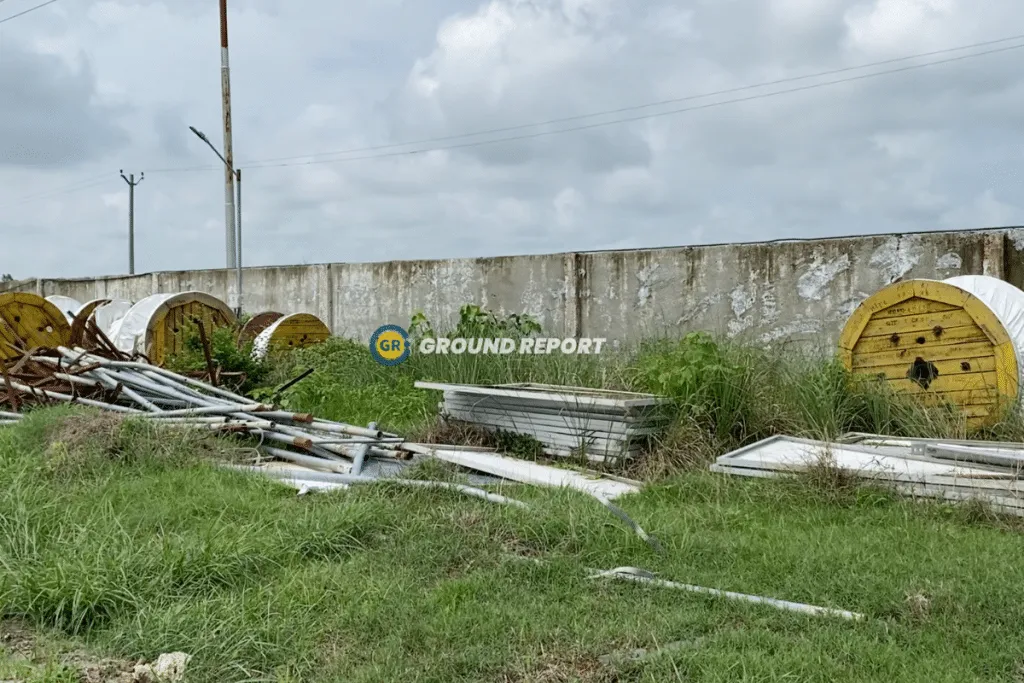 सीतापुर (उत्तर प्रदेश) में सोलर प्लांट की स्थापना के बाद कोने में पड़े लकड़ी के स्पूल