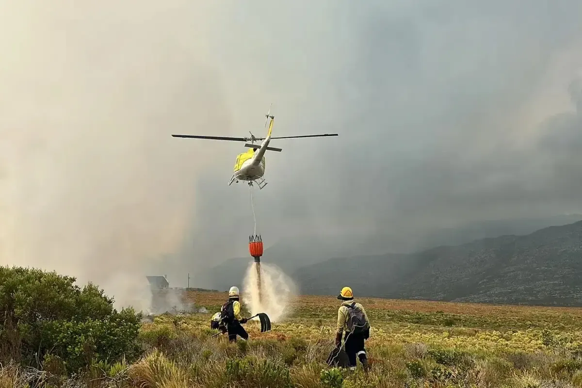 Uurvlakte inferno splits, wreaking havoc