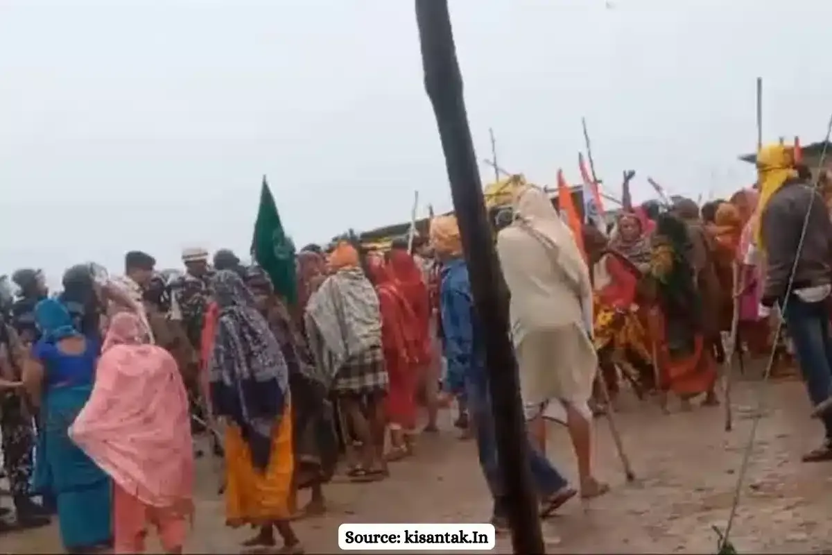 Buxar: Farmers demanding compensation beaten by police on terrace