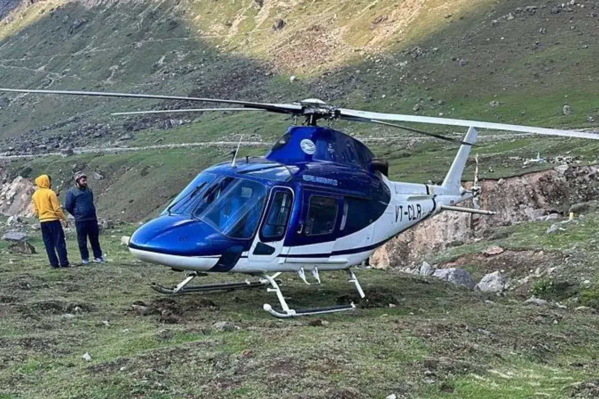 Kedarnath: हेलीकाप्टर में तकनीकी खराबी के कारण हेलीपैड से बाहर हुई इमरजेंसी लैंडिंग
