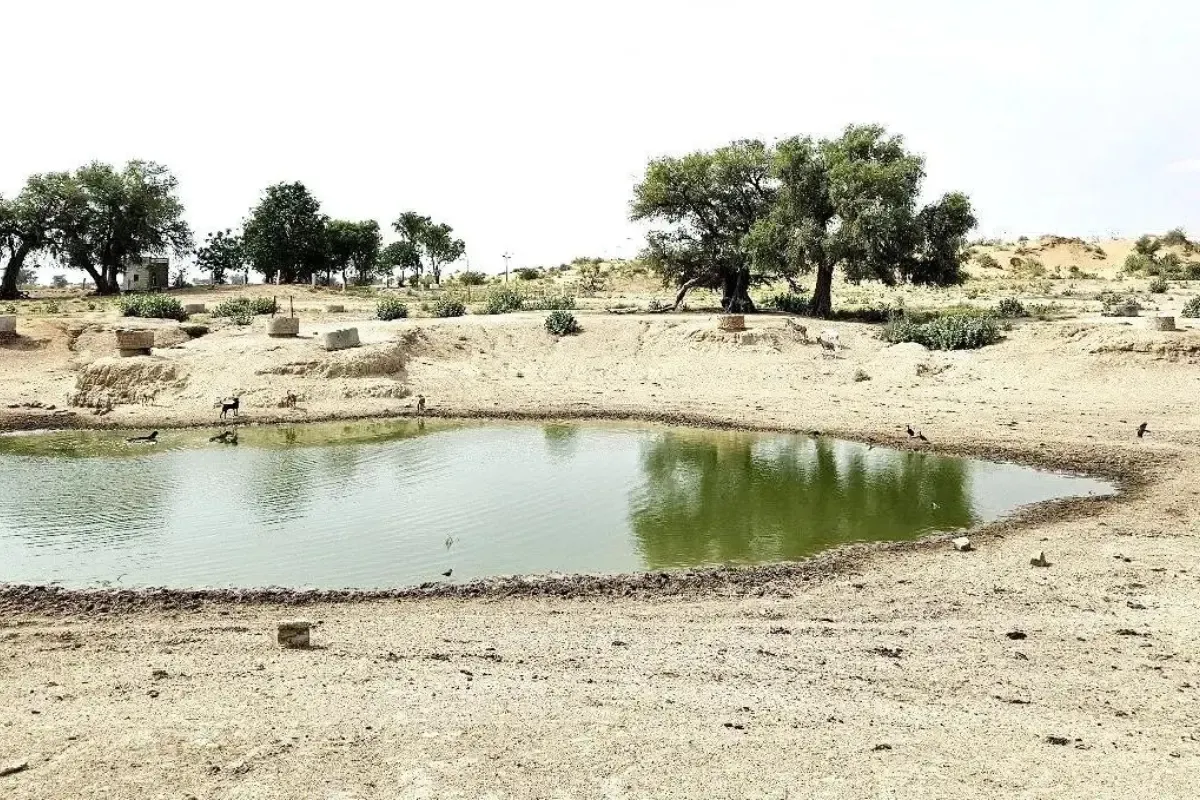 तपती गर्मी में खारा पानी की सज़ा