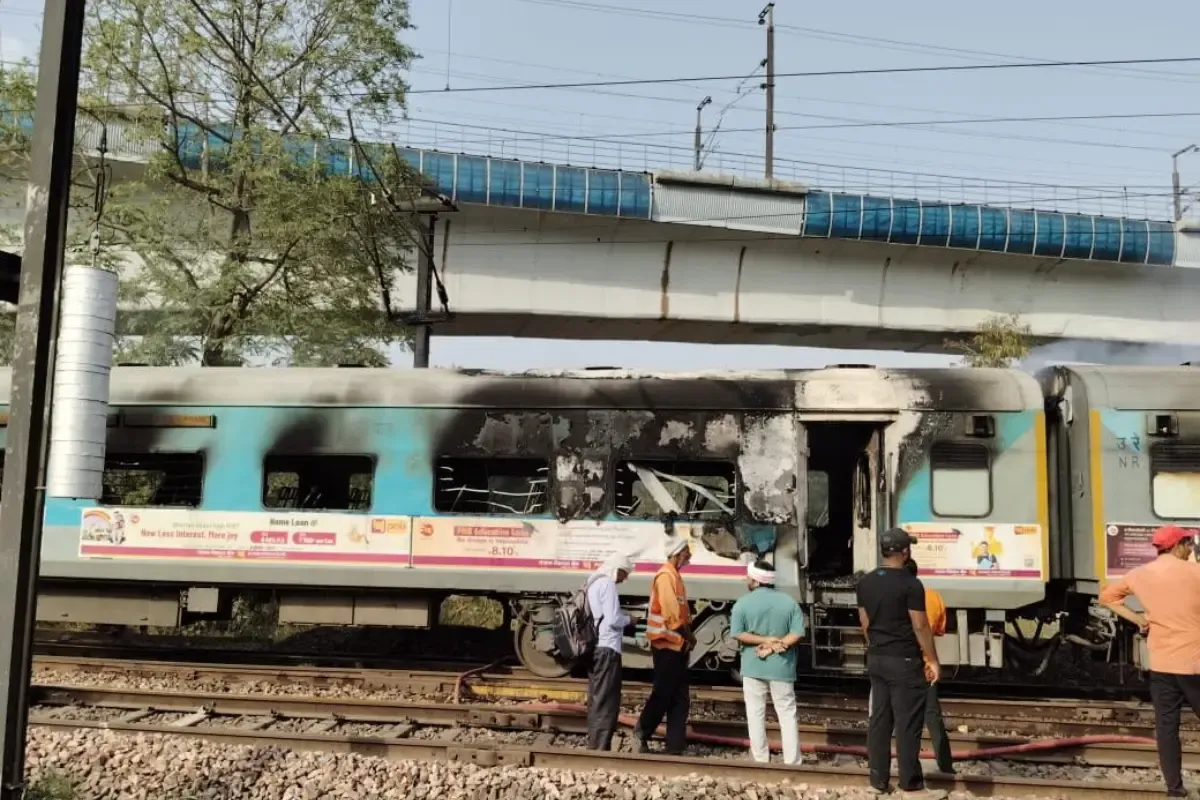 ताज एक्सप्रेस की बोगियों में लगी भयानक आग