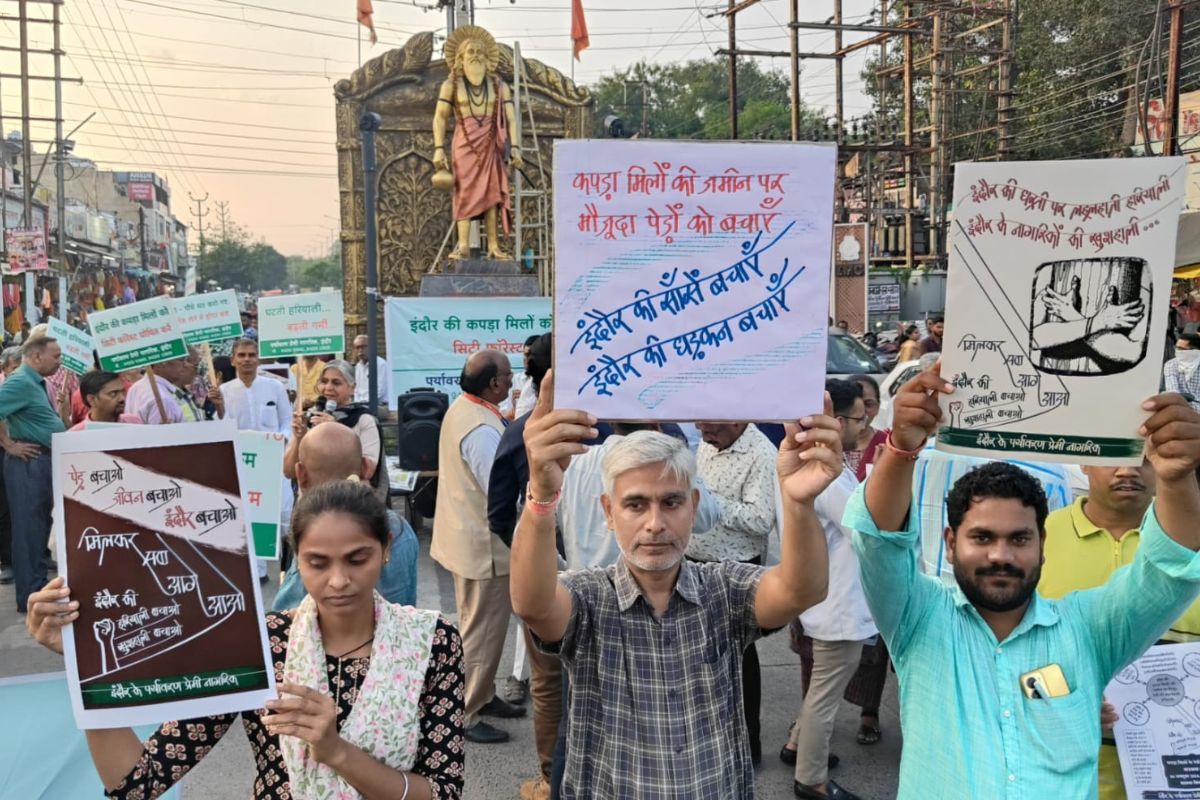 इंदौर के वृक्षों को बचाने के लिए नागरिकों ने बनाई मानव श्रृंखला