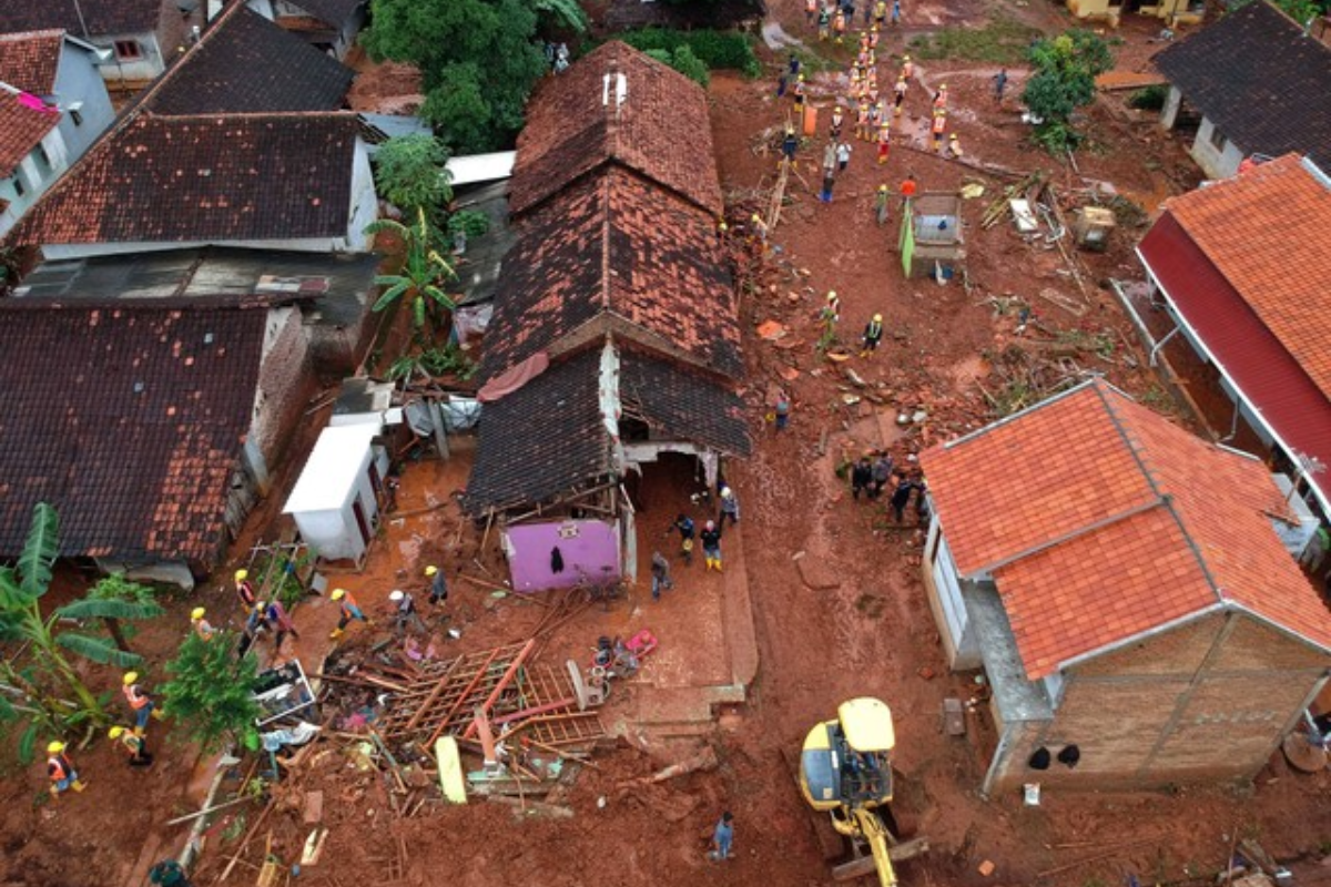 Landslides & flash floods kill at least 19 on Indonesia’s Java Island