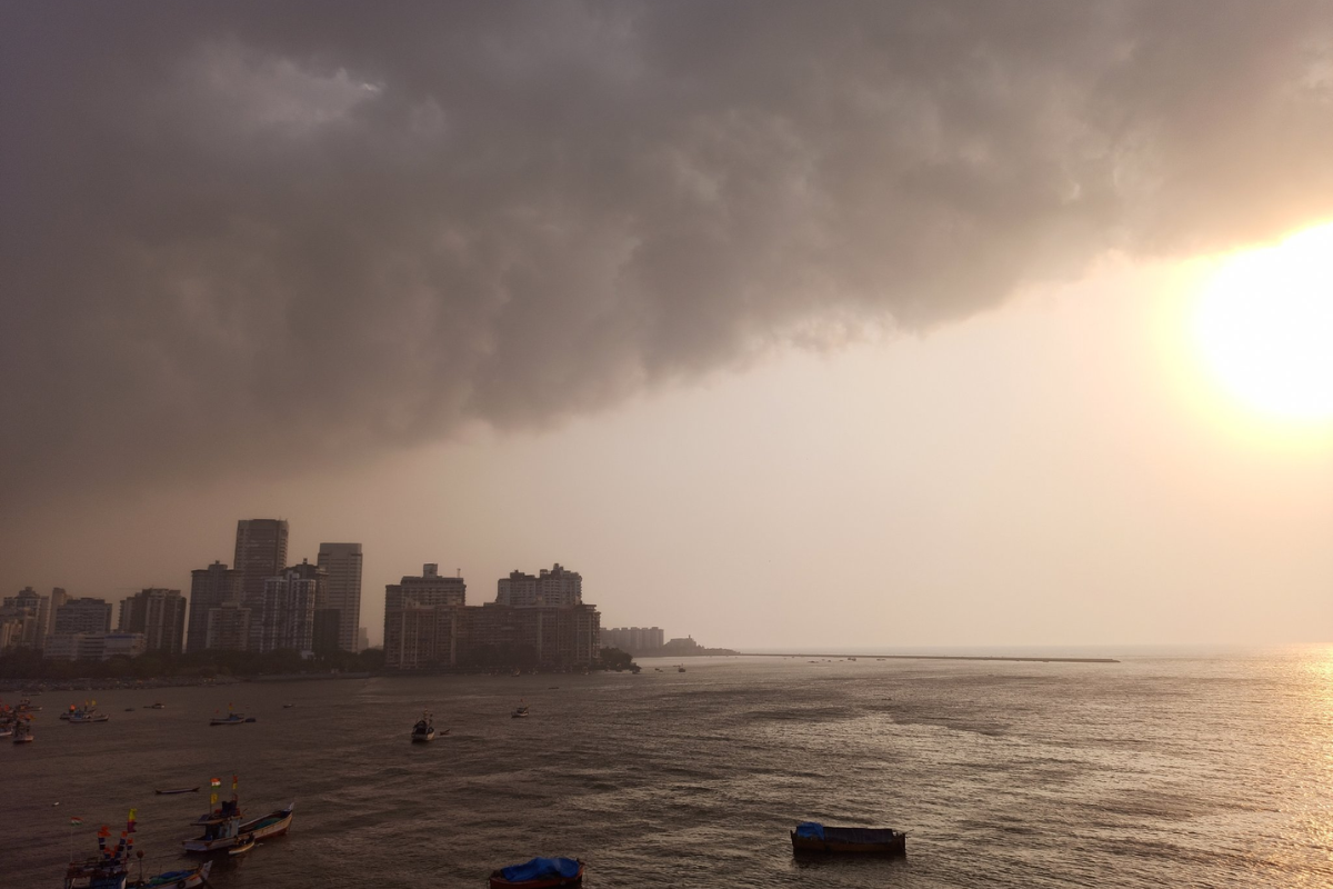 Heavy storm hits Thane, Mumbra, & Dombivli, BMC issues weather warning