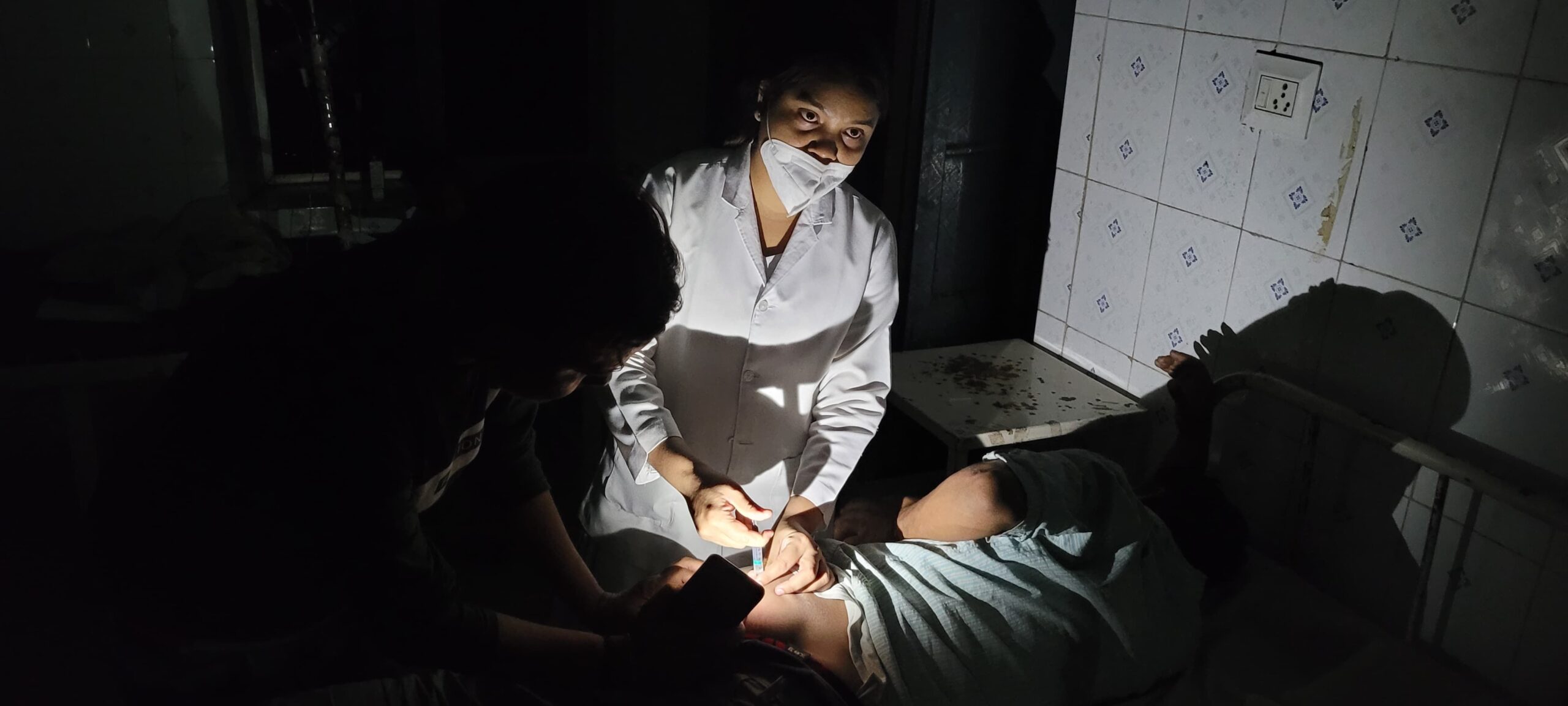 छतरपुर: अंधेरे में लगाए इंजेक्शन, टॉर्च में लिखे गए पर्चे