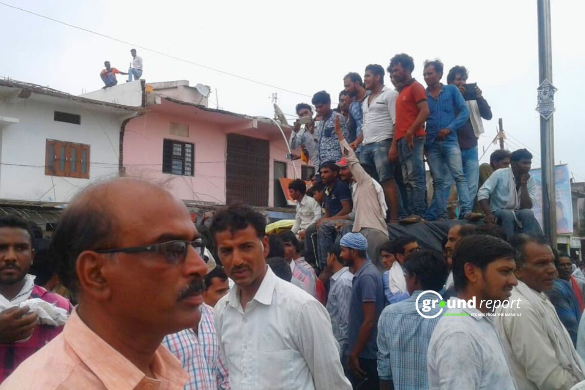 सड़क पर मूंग के लिए एमएसपी की घोषणा की मांग करते किसान