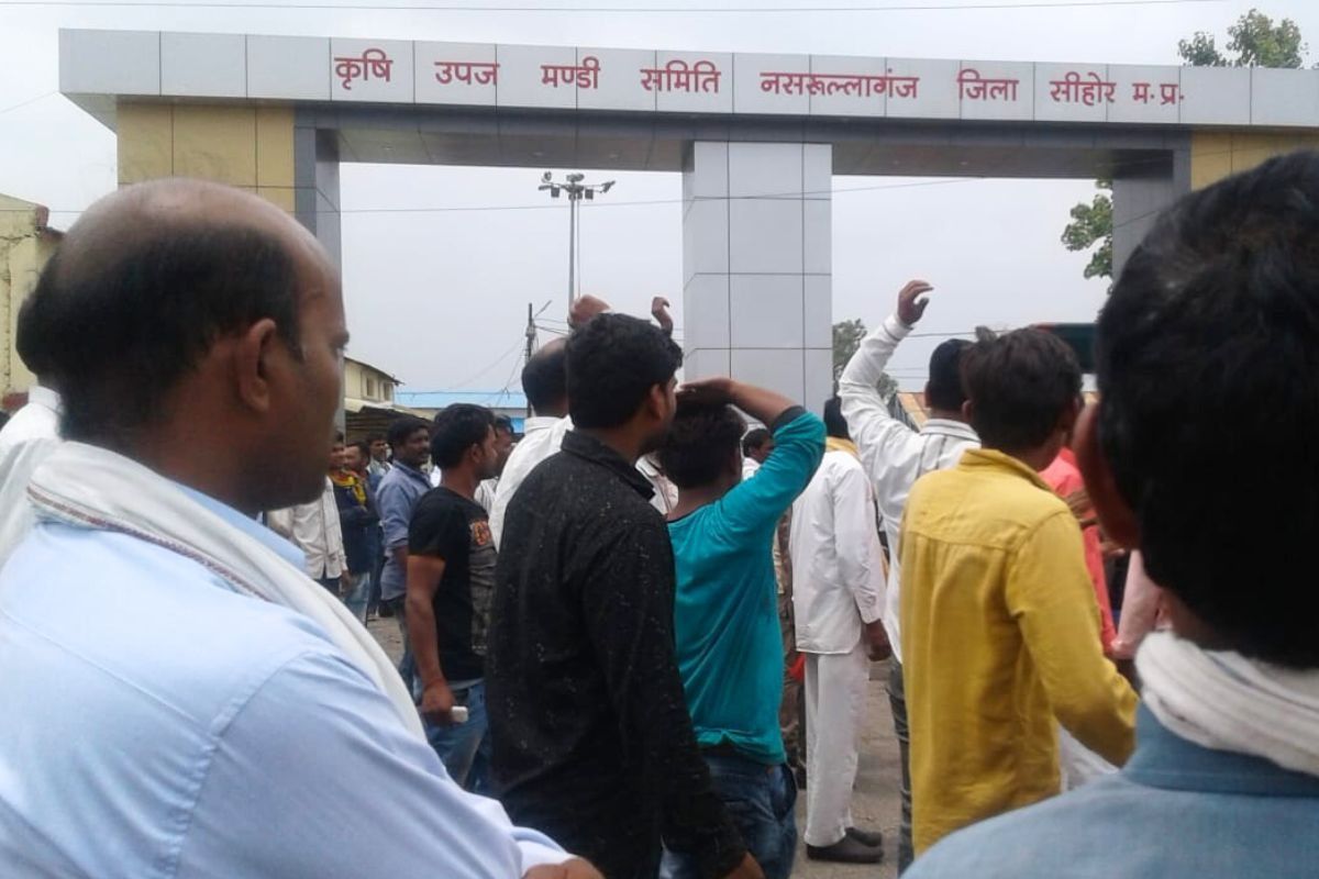 MOONG FARMERS PROTEST