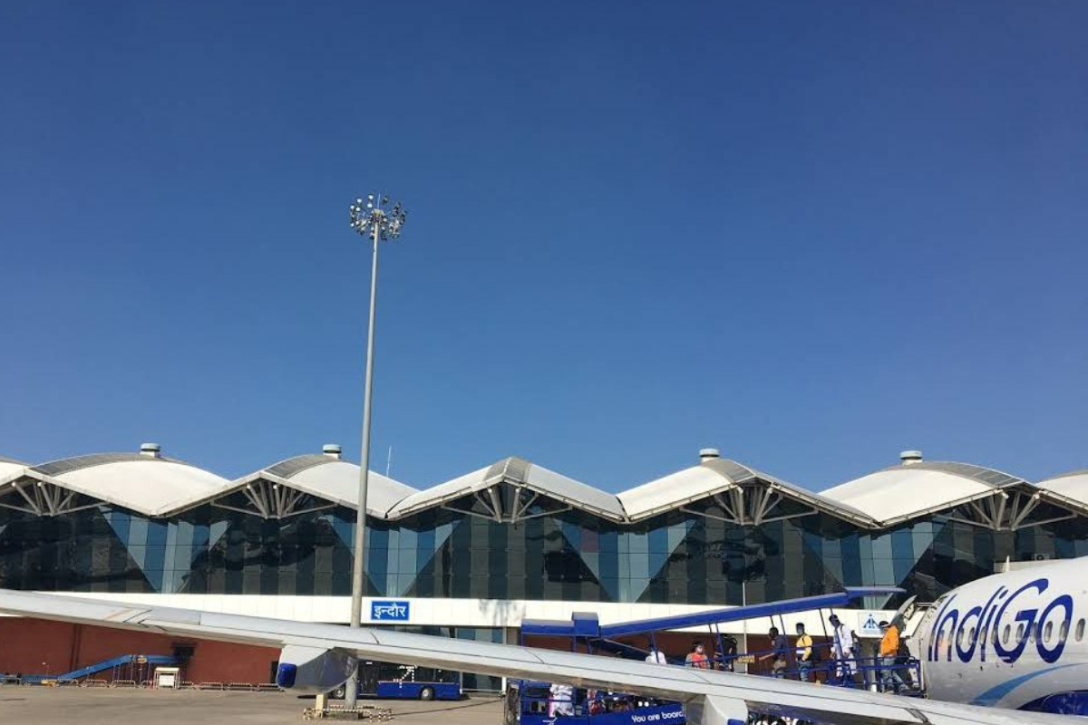 इंदौर एयरपोर्ट पर चूहे ने यात्री को काटा, डॉक्टरों पर हुई कार्रवाई