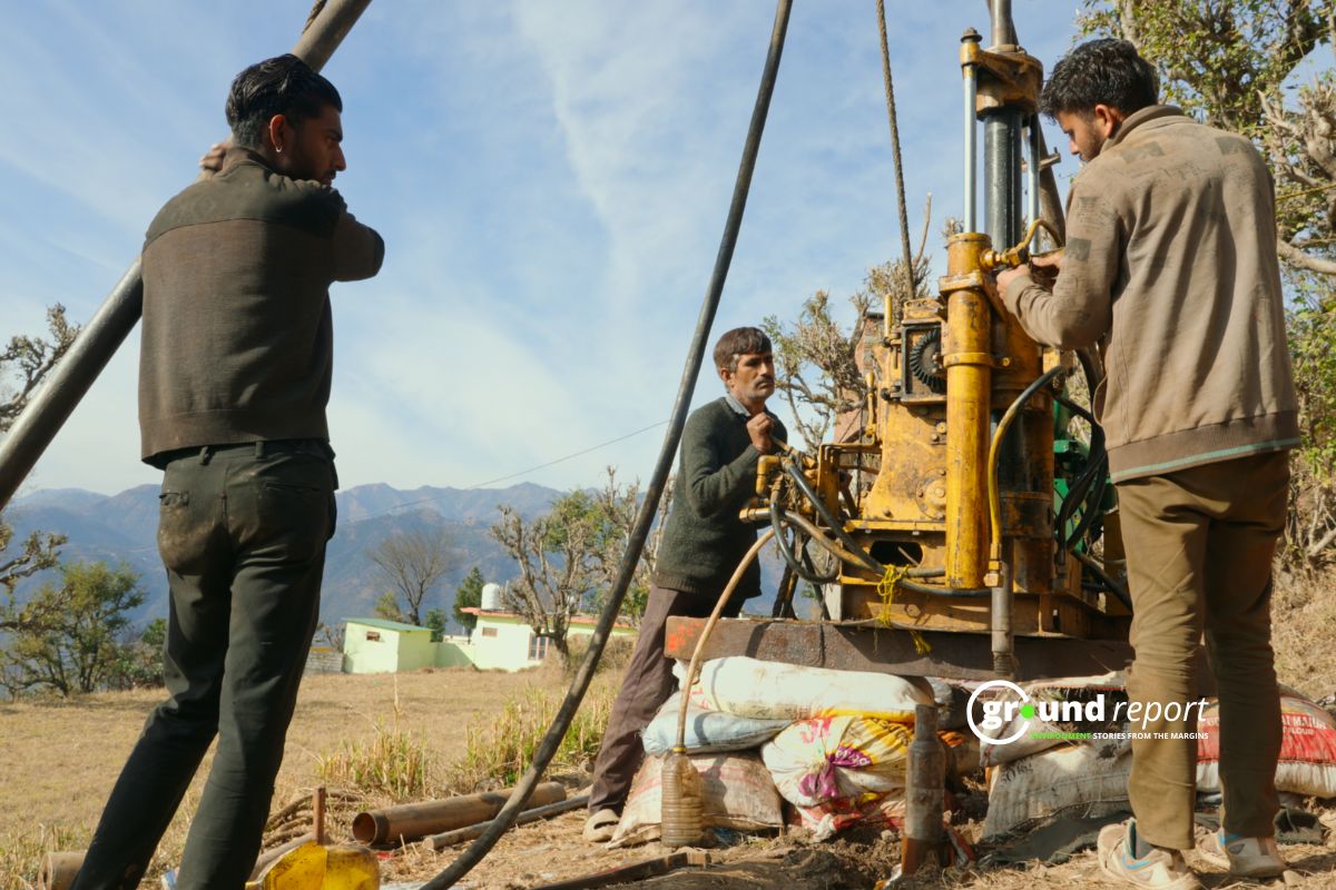 Workers operate drilling machines in Salal to test lithium deposits.