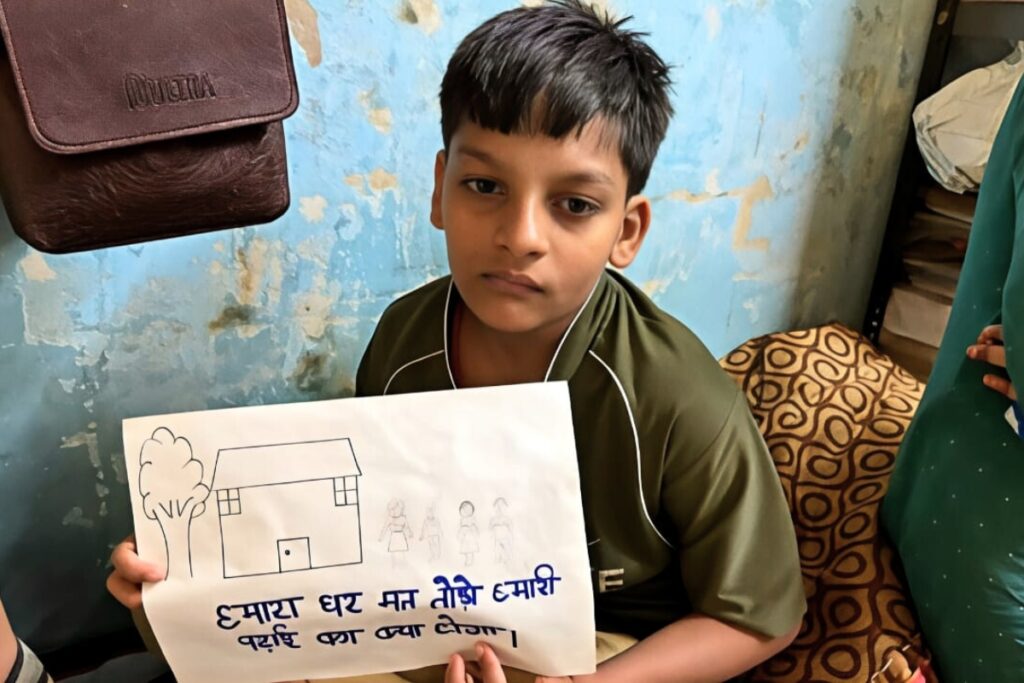 अपने घर को बचाने की अपील करता बच्चा