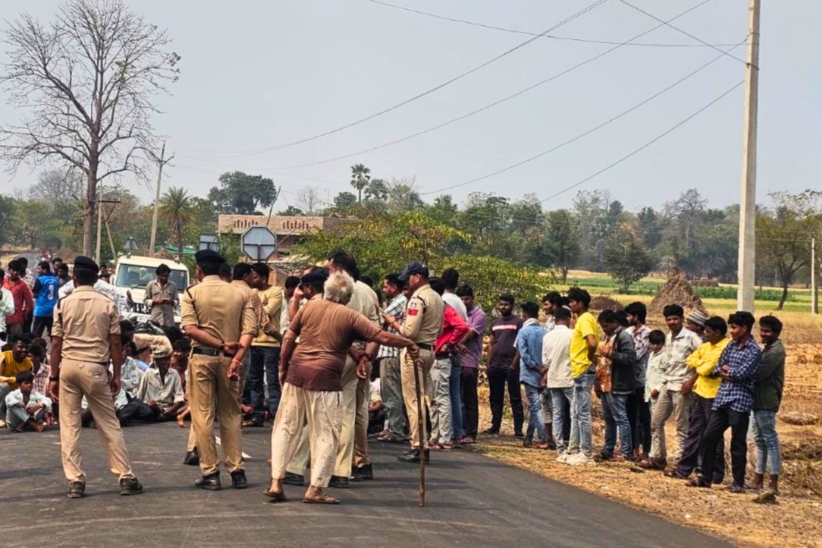 कुक्षी में चूना पत्थर खदान का विरोध करते लोग, फोटो सौजन्य: उमंग सिंघार, नेता प्रतिपक्ष, मध्य प्रदेश/सोशल मीडिया