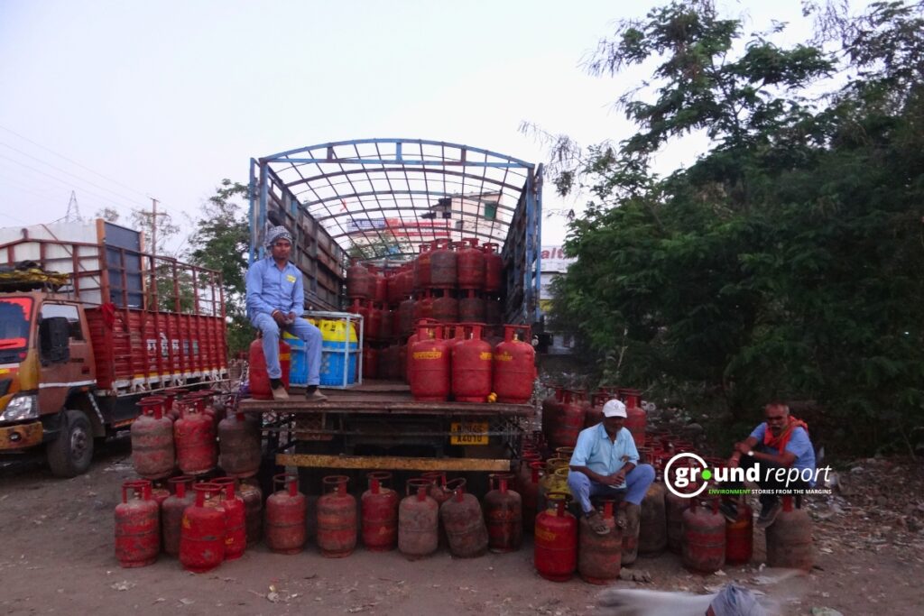 शिवा भारत गैस एजेंसी के बाहर खड़ा रसोई गैस सिलिंडर ट्रक, भोपाल, मध्य प्रदेश