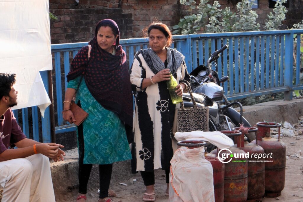 गैस सिलिंडर भरवाने के लिए लाईन में लगी महिलाएं, फोटो चंद्र प्रताप, भोपाल