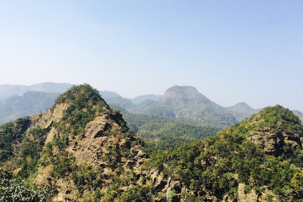 पचमढ़ी में सतपुड़ा की पहाड़ियां, फोटो विकीमीडिया कॉमन्स