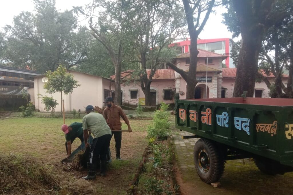 पचमढ़ी छावनी बोर्ड के कर्मचारी स्वच्छता कार्य करते हुए