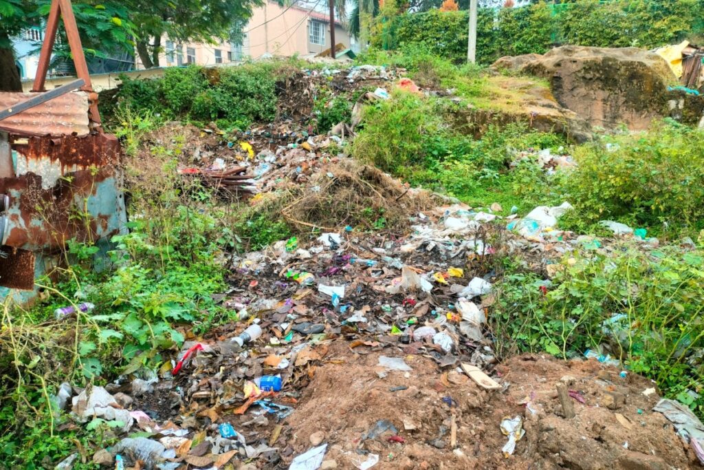 पचमढ़ी में खुले में कचरा डंप किया हुआ, फोटो पचमढ़ी छावनी बोर्ड