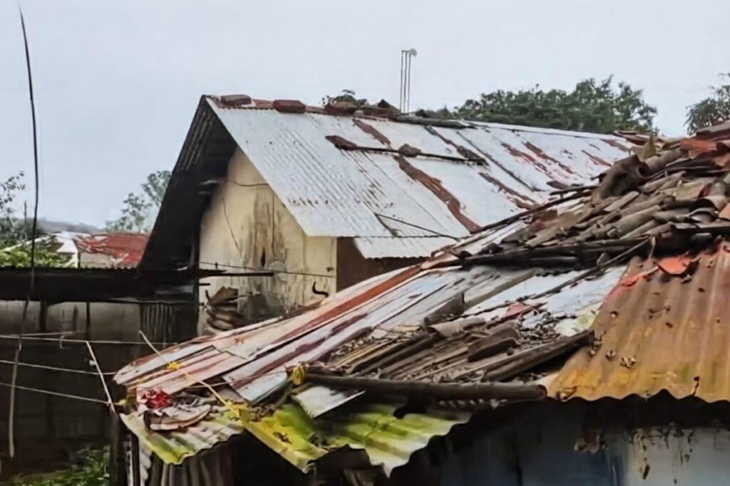 Many houses in Pachmarhi have fallen into disrepair due to lack of repairs.