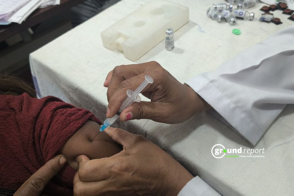 ANM Rekha Dwivedi administers the HPV vaccine to a girl at Rajgarh District Hospital. Photo: Abdul Waseem Ansari.