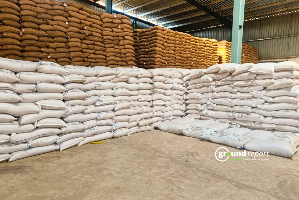 जूट एवं पॉलीइथलीन बारदान की स्टैक, कन्नौद स्थित वेयरहाउस