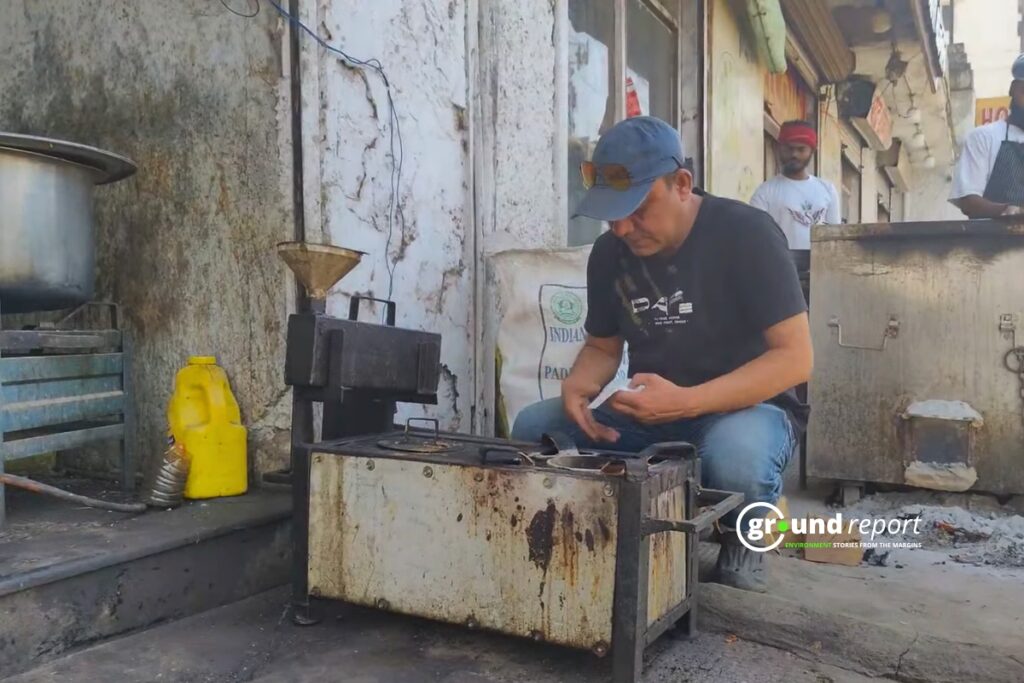 इस्तेमाल किये जा चुके इंजन ऑयल से खाना बनता है इस भट्टी में, फोटो सनव्वर शफी, भोपाल