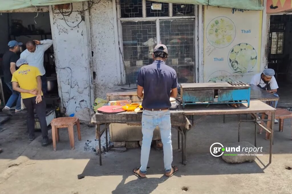 भोपाल के होटल संचालक रोटियां तैयार करते हुए