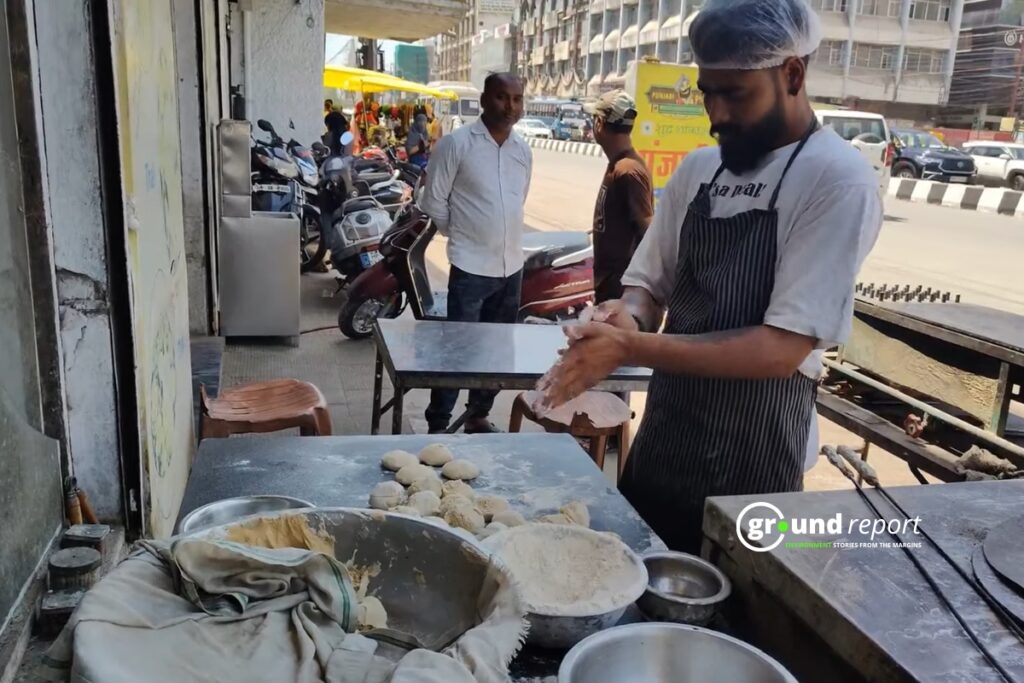 रेस्टोरेंट संचालक भोपाल जो एलपीजी संकट के चलते अलग अलग विकल्पों की तलाश कर रहे हैं