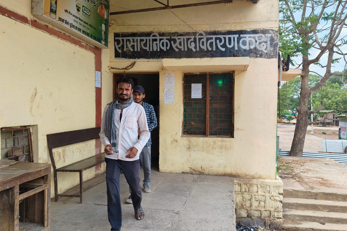बैरसिया मंडी में स्थित कृषि बीज सहकारी समिति के बाहर, अजबपुरा गांव से आए किसान हर्ष मीणा, बार बार सर्वर डाउन होने से परेशान है, वह जून माह में तीसरी बार आए हैं | फोटो: सनव्वर शफी