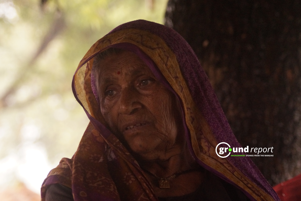 Phoolbai Kushwaha has been living under the shade of a tarpaulin for the past two years. Photo: Chandra Pratap Tiwari