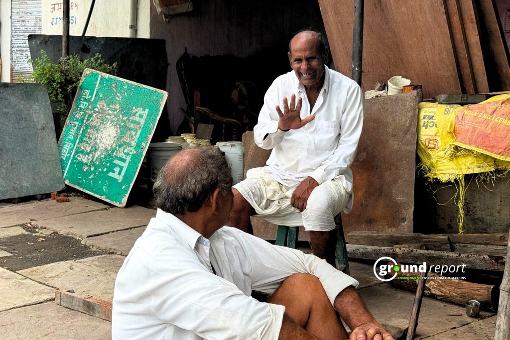 देवनारायण और अन्य ग्रामीण, निपानिया कला गांव, सीहोर । फोटो: पल्लव जैन