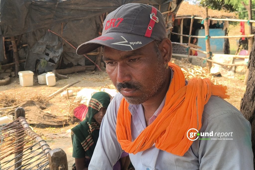 सुमित के पिता पुरुषोत्तम अपनी व्यथा बताते हुए। फोटो: अब्दुल वसीम अंसारी