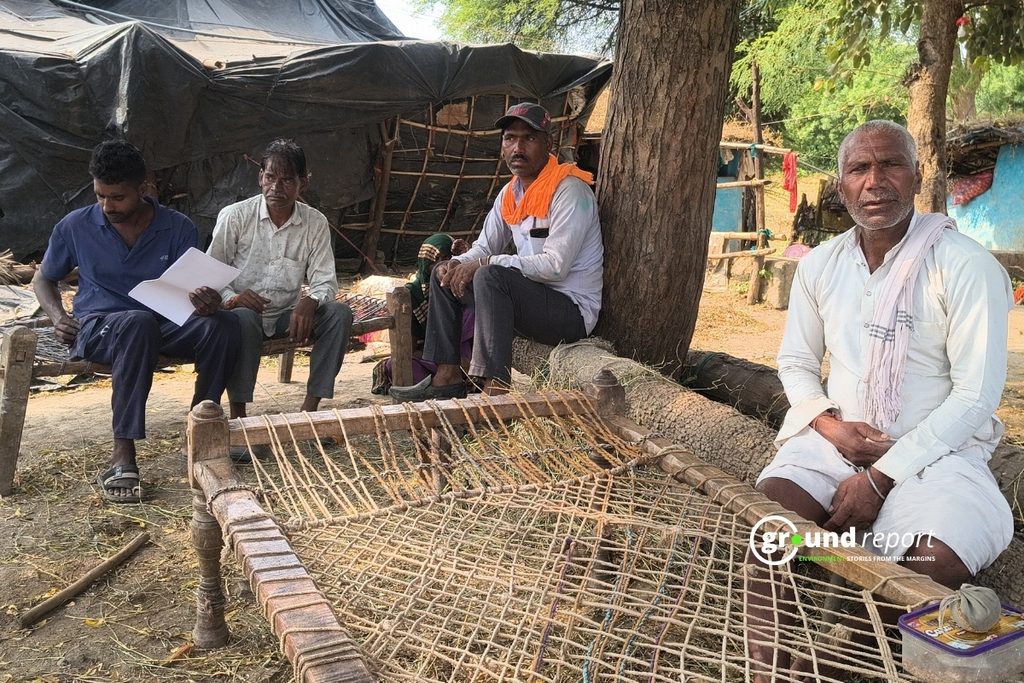 मृतक सुमित के परिवारजन। फोटो: अब्दुल वसीम अंसारी