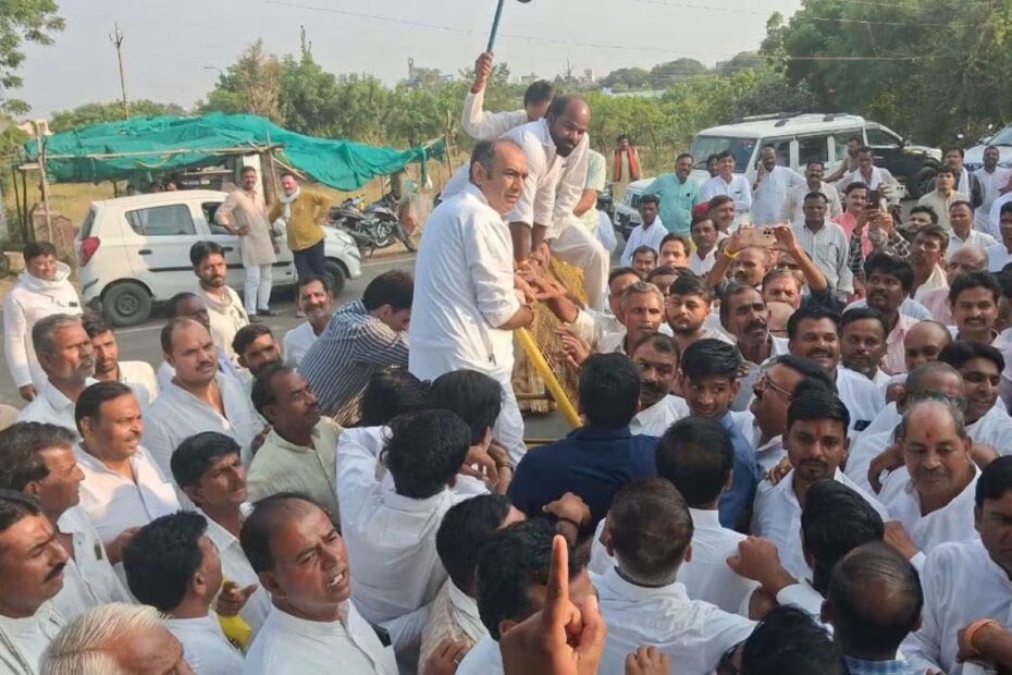 बिजली कटौती के विरोध में राजगढ़ में प्रदर्शन | फोटो: अब्दुल वसीम अंसारी