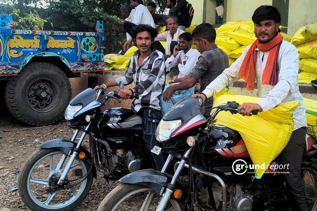 मोटरसाइकिल पर खाद ले जाते राजगढ़ के किसान । फोटो:अब्दुल वसीम अंसारी